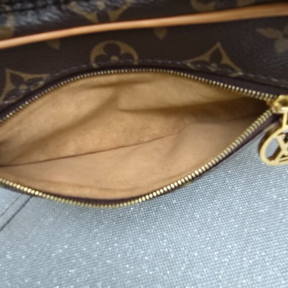 Louis Vuitton Loop Monogram - Picture 12 of 16